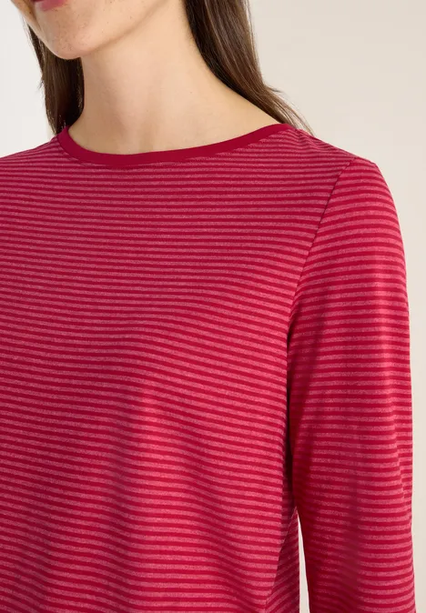Frau trägt rot gestreiftes Langarmshirt.